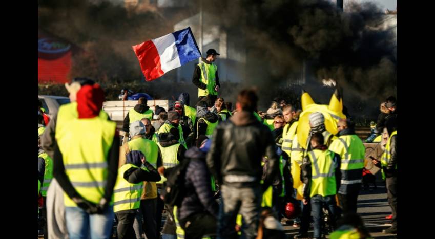 França. Macron envia militares para protesto dos coletes amarelos