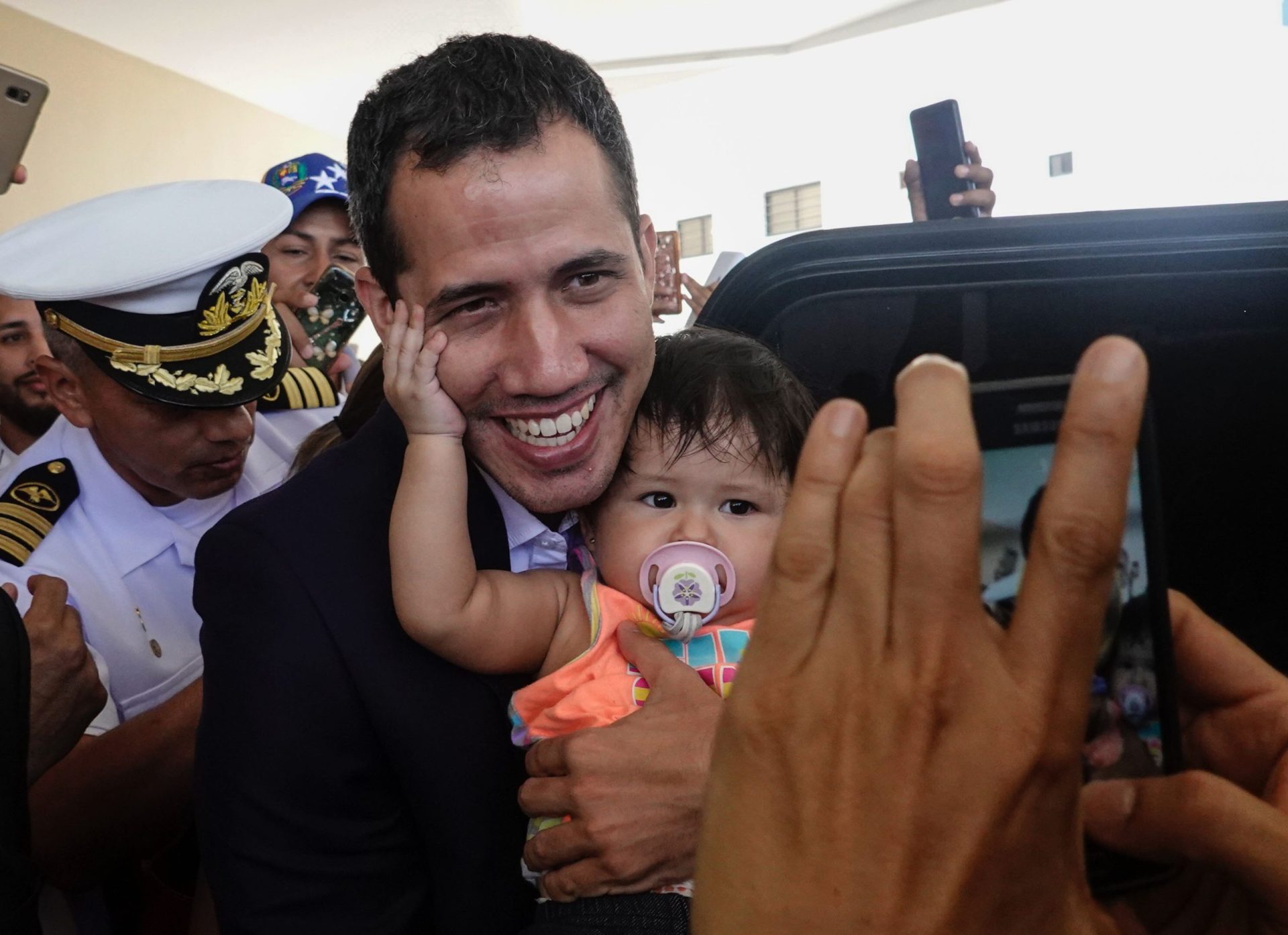 Guaidó regressa à Venezuela e desafia maduro
