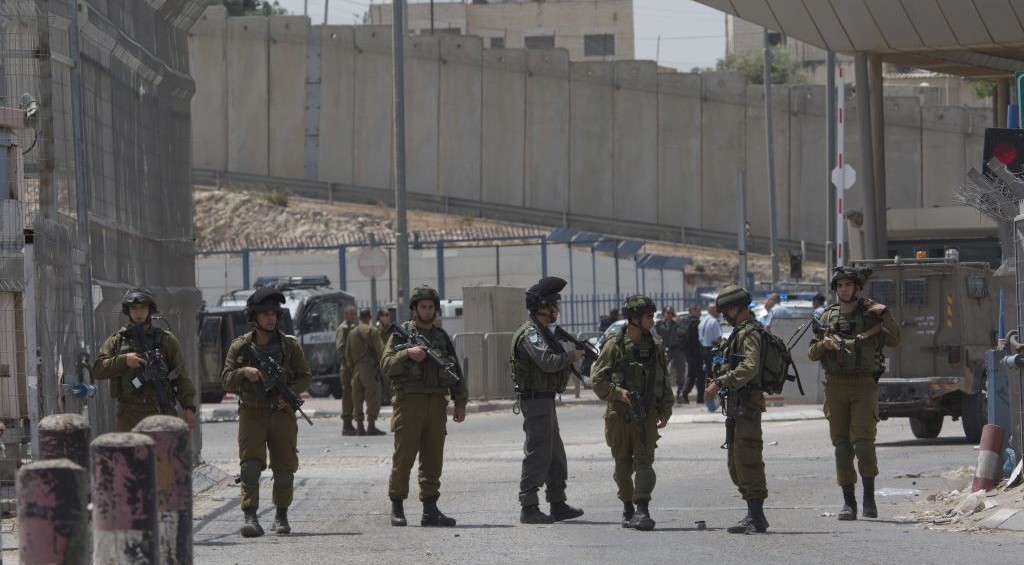 Soldados israelitas impedem a chegada de ajuda a duas crianças palestinianas