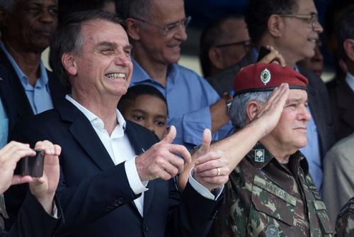 A democracia está refém dos militares, diz Bolsonaro