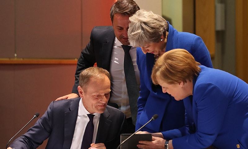 Líderes europeus oferecem presente envenenado a May