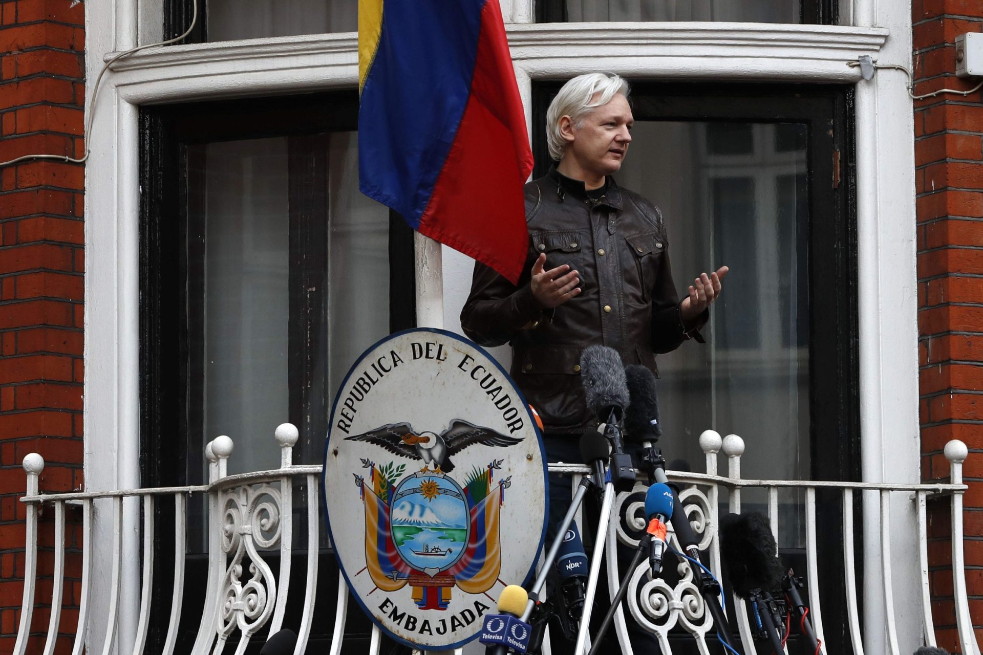 Julian Assange detido em Londres