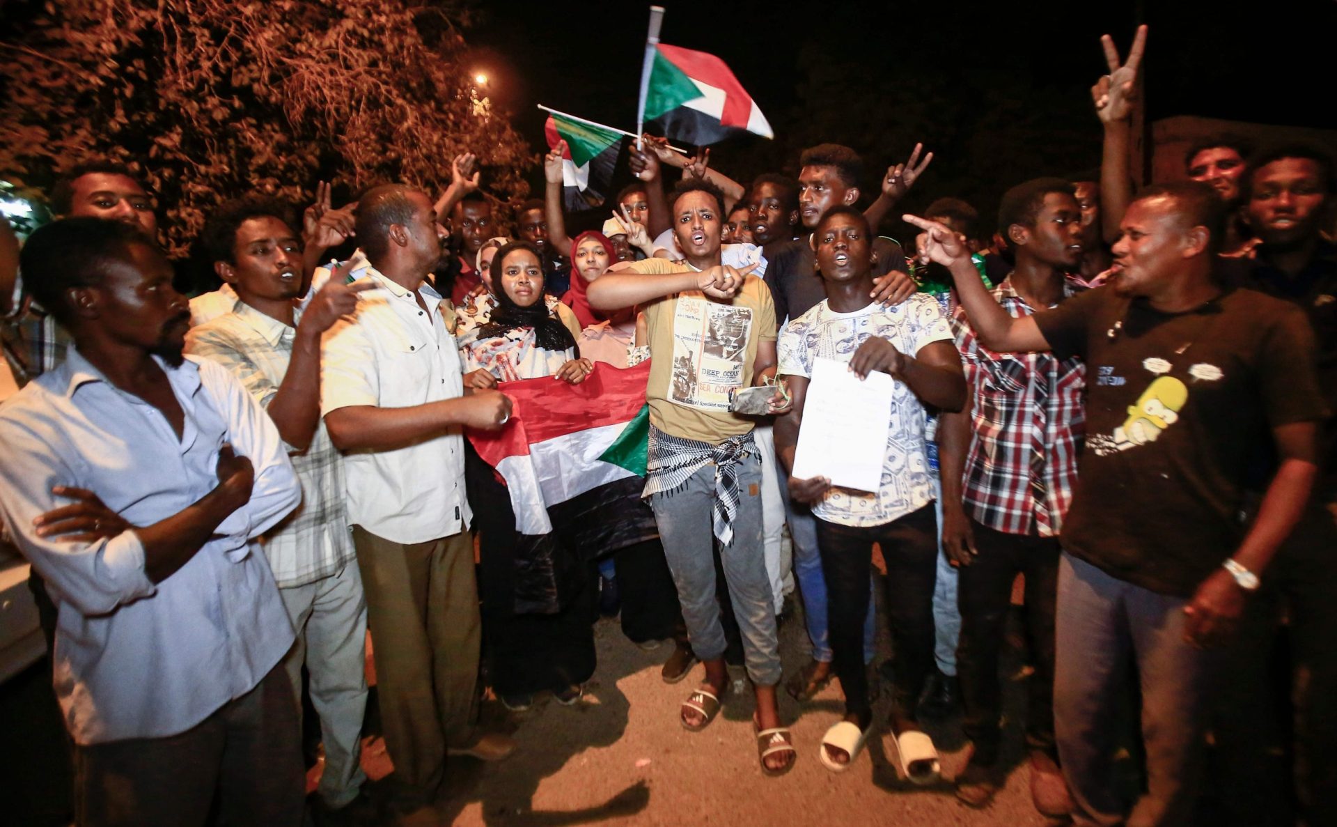 Militares afastam Al-Bashir e sudaneses saem à rua