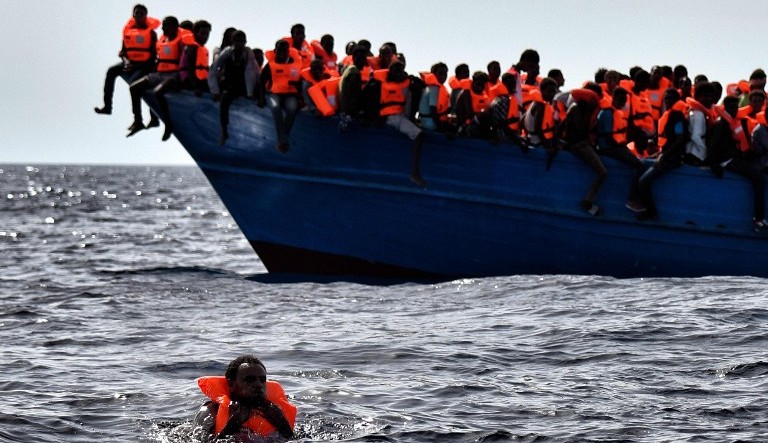 Portugal acolhe 10 dos 64 migrantes presos no meio do mar