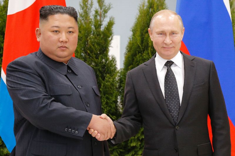 Putin dá a mão a Kim Jong-un e pede abordagem multilateral