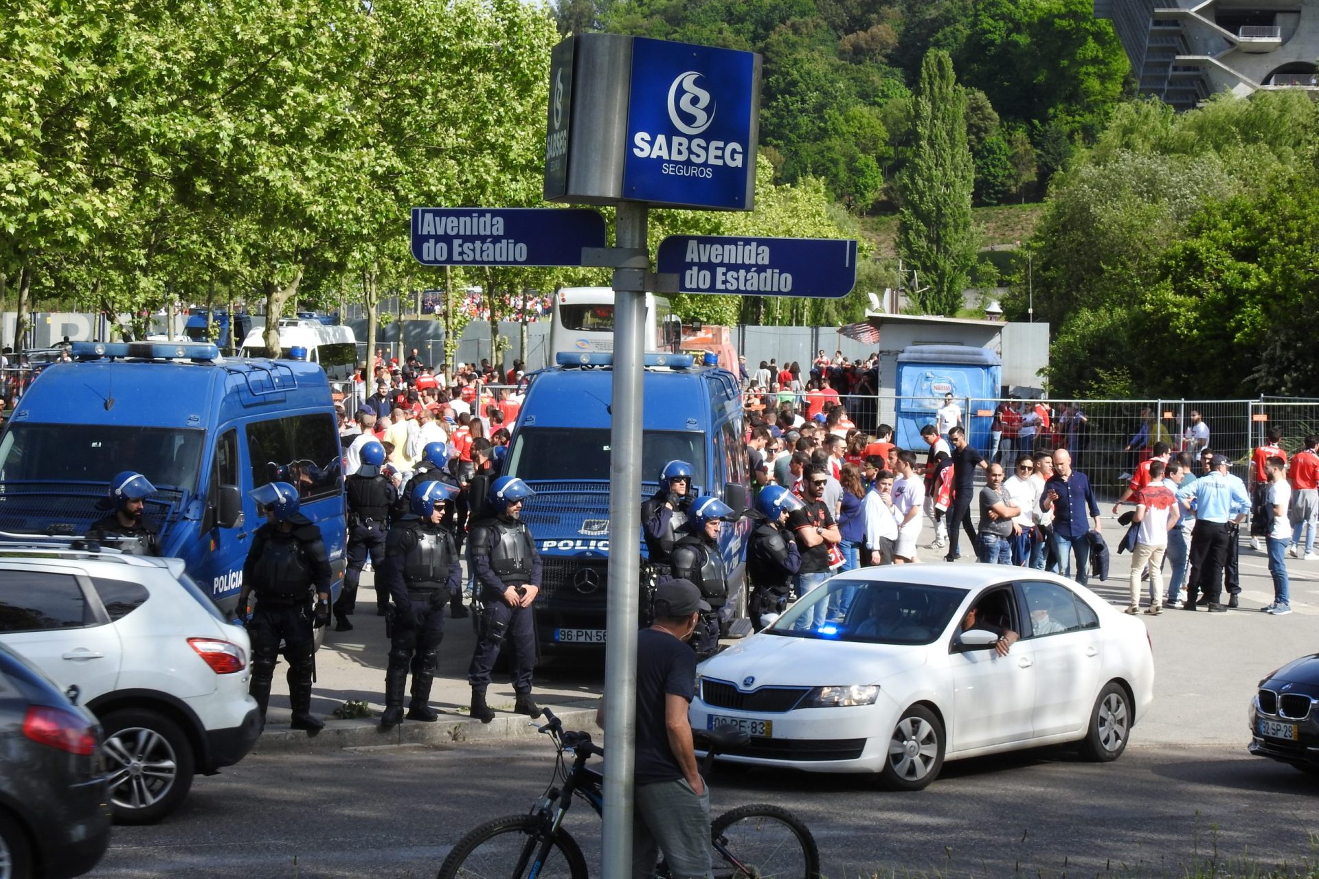 Adeptos do Benfica arremessam cadeiras no Estádio de Braga | VÍDEO