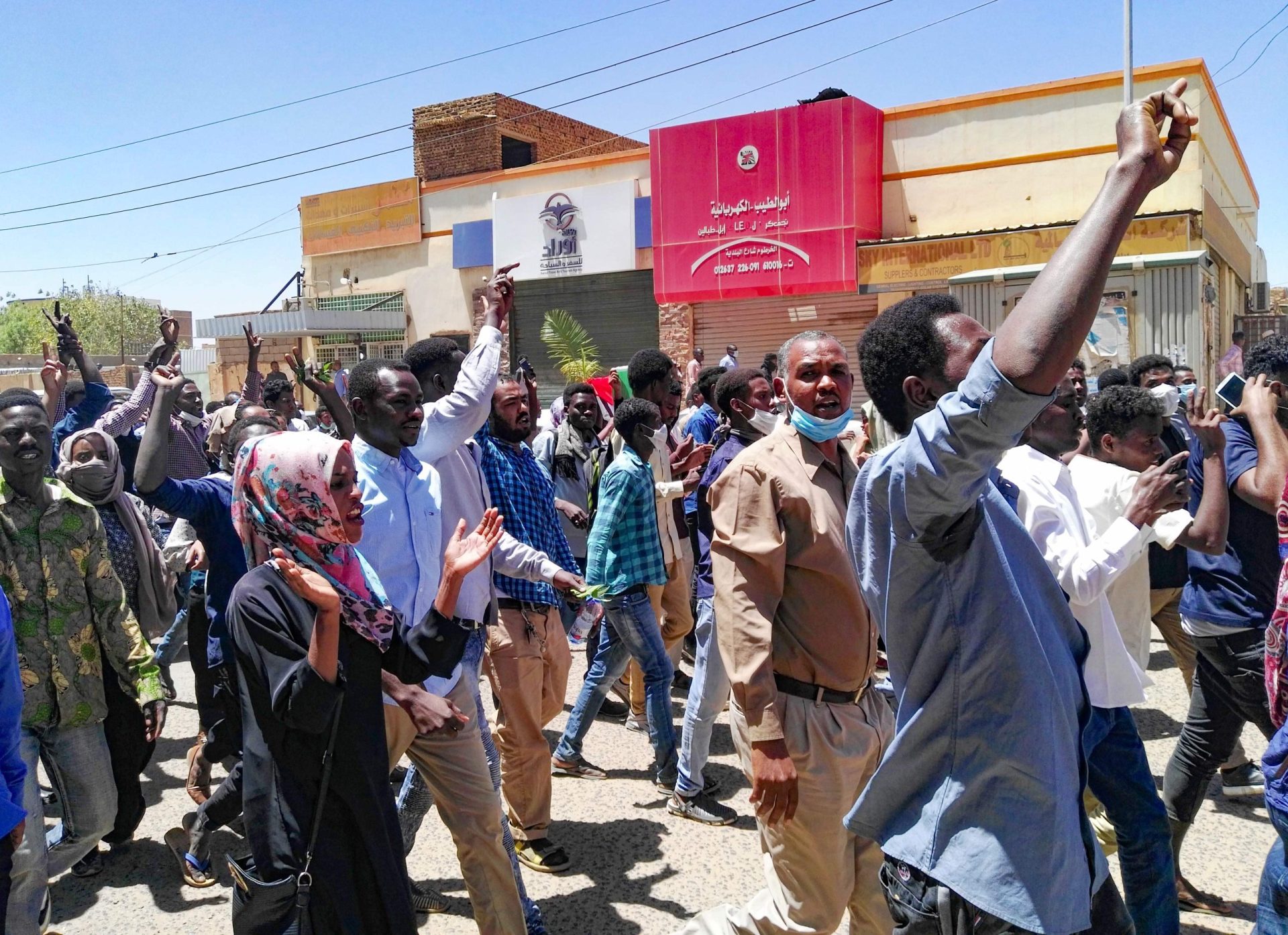 Manifestantes sudaneses escudados por soldados