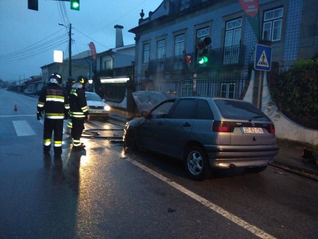Automóvel incendiou-se em Braga
