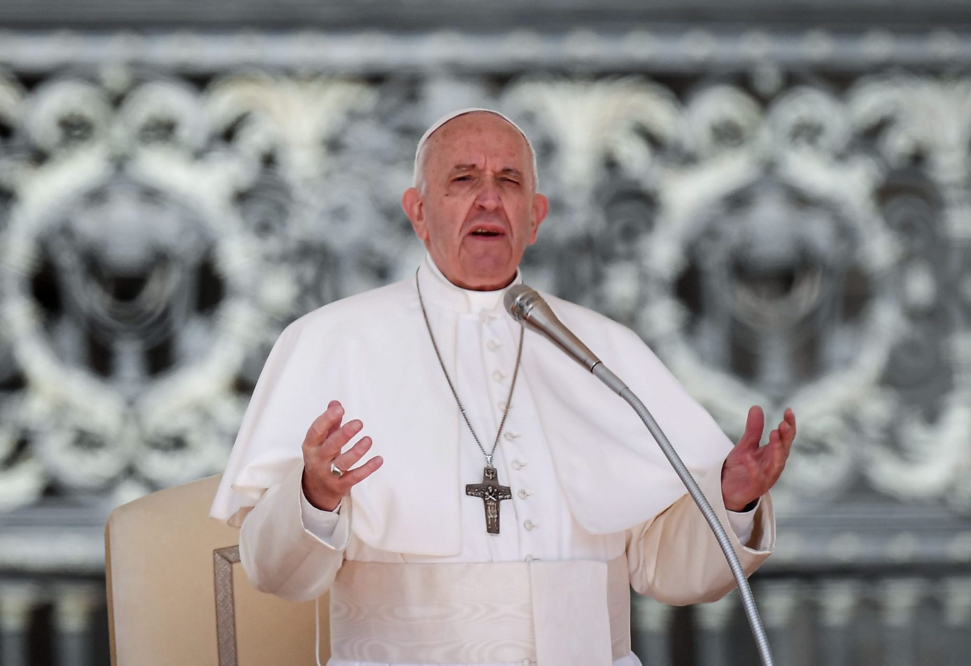 Conservadores pedem aos bispos para denunciar Papa como herege