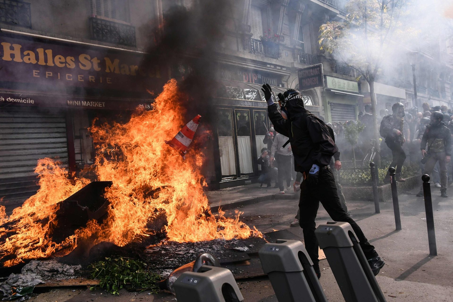 Paris. Confrontos violentos durante as manifestação do 1º de Maio