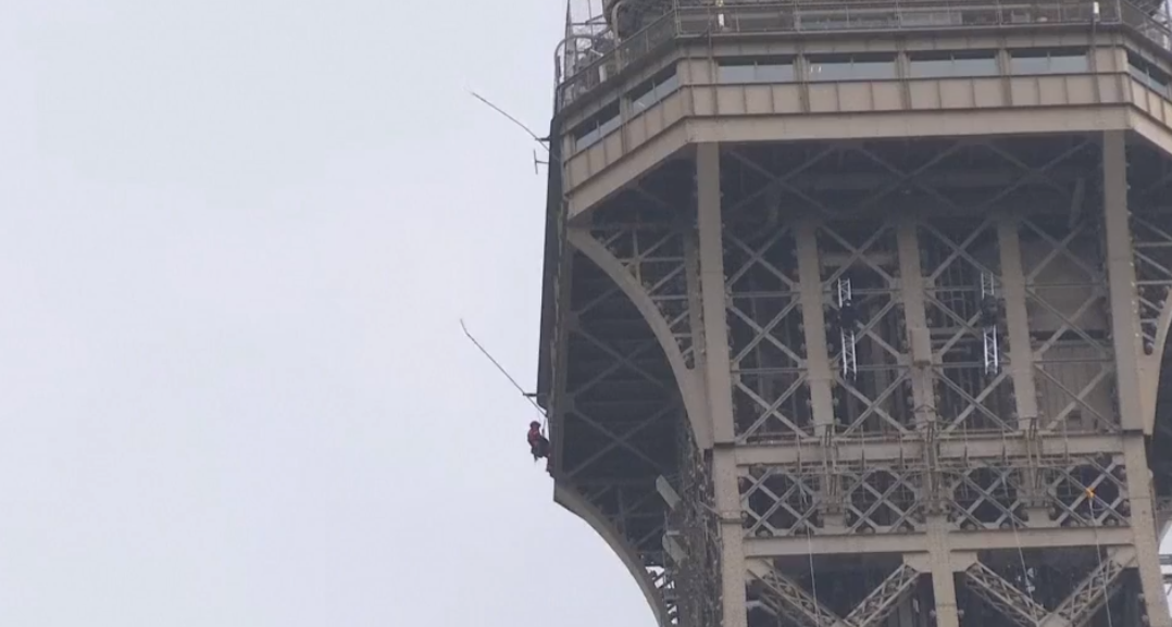 Homem escala Torre Eiffel e monumento é evacuado |VÍDEO