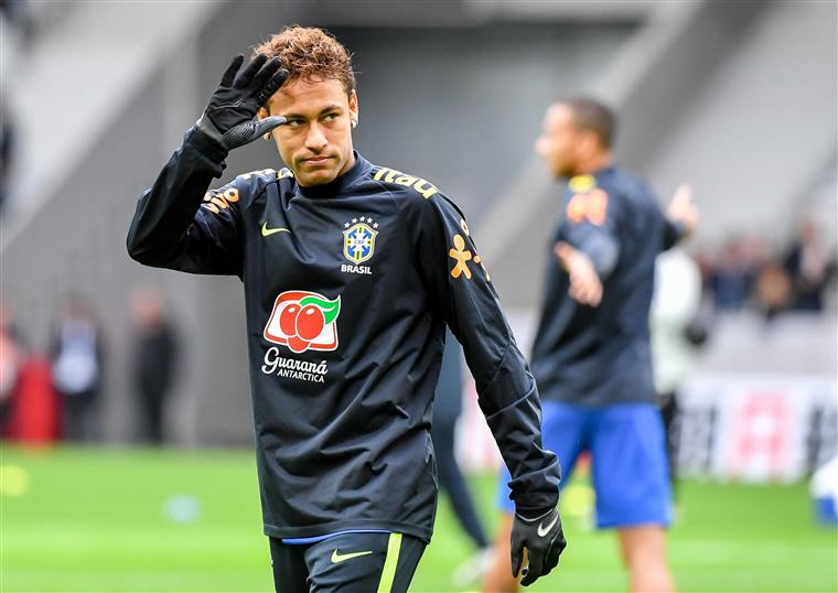 Brasil. Tite tira braçadeira a Neymar