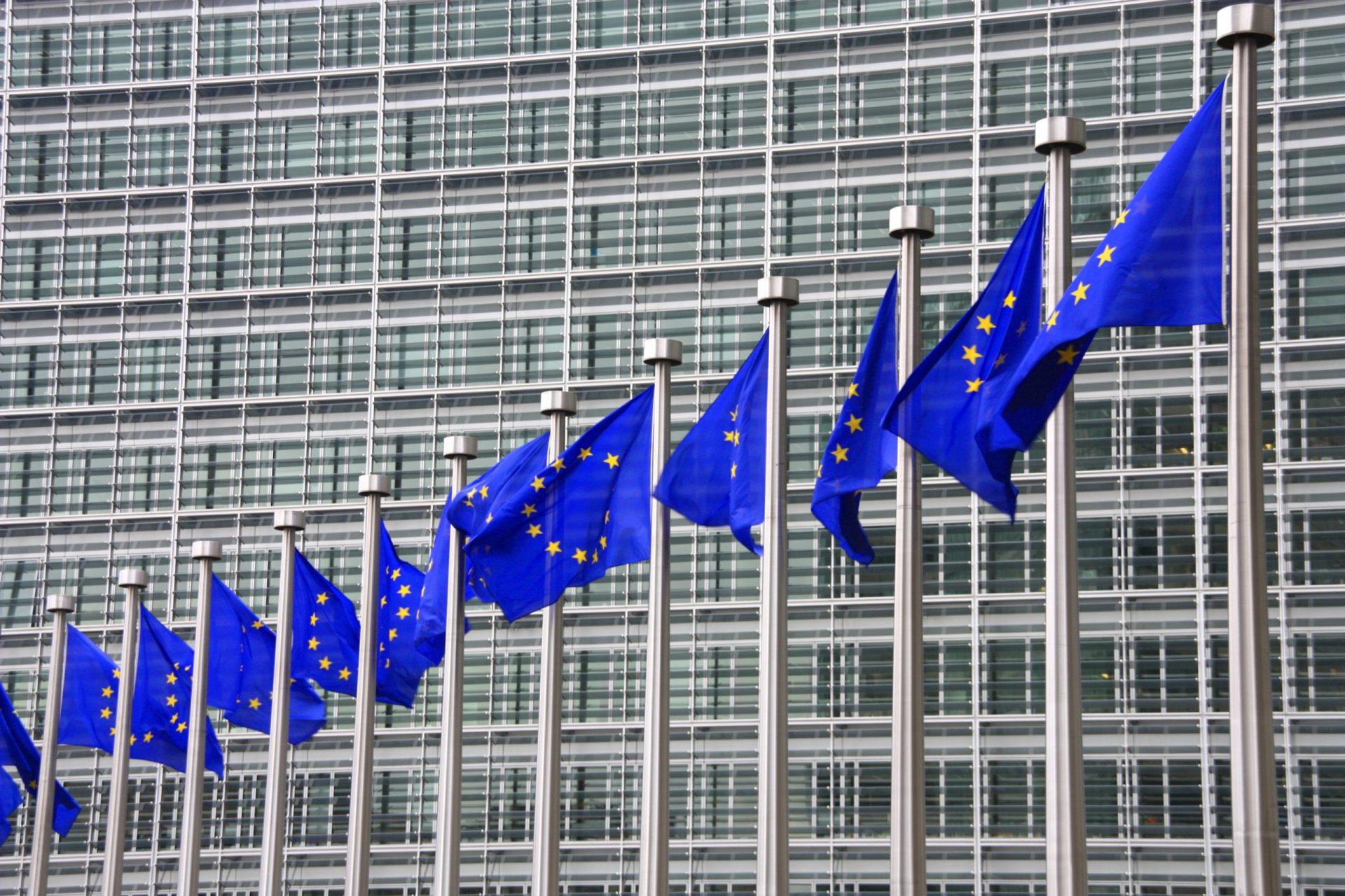Bruxelas diz que economia da zona euro vai desacelerar mais do que o esperado
