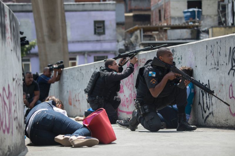 Tiroteio mata oito no Rio de Janeiro e obriga crianças a fugir