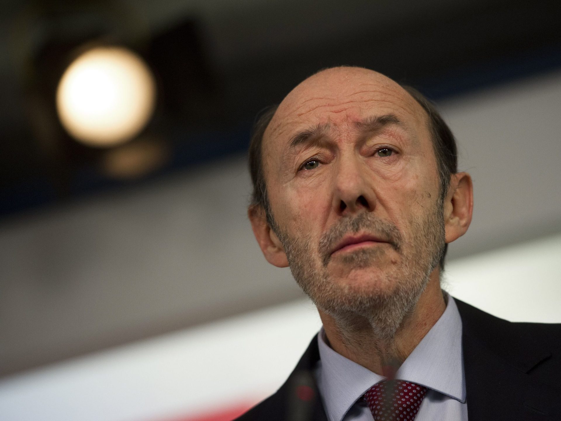 Ex-vice-presidente espanhol sofre AVC e é internado de urgência