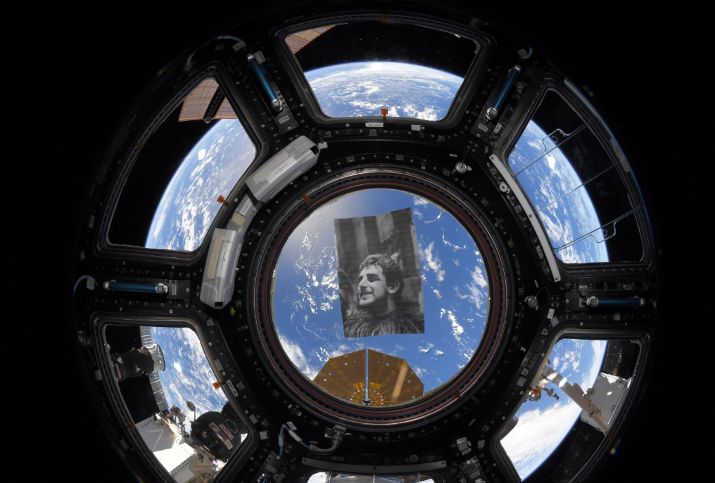 Astronautas prestam homenagem a ator de Star Wars