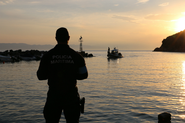 Polícia Marítima resgata 18 crianças na Grécia