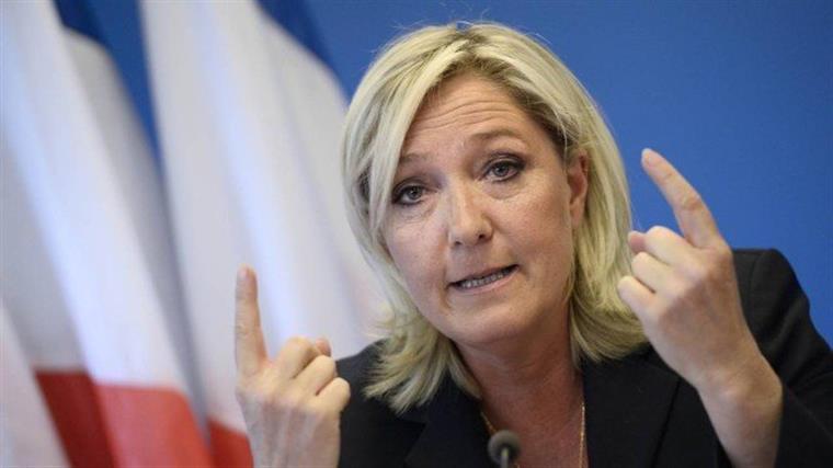 Publicação de imagens do Estado Islâmico nas redes sociais leva Le Pen a julgamento
