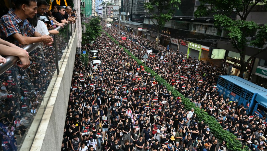 Hong Kong. Manifestantes vestem-se de preto pela democracia