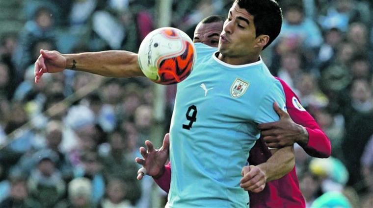 Copa América. Uruguai atira Chile para confronto com a Colômbia de Queiroz (com vídeo)