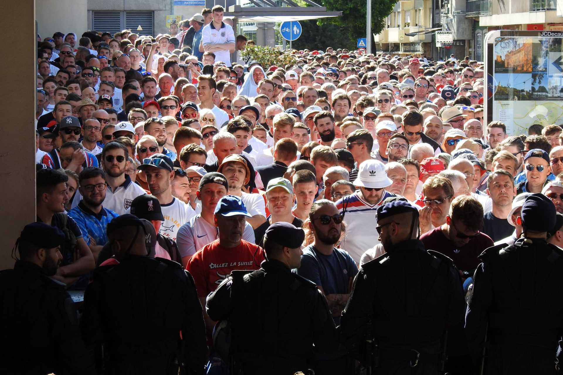 Final pacífico entre ingleses e suíços em Guimarães
