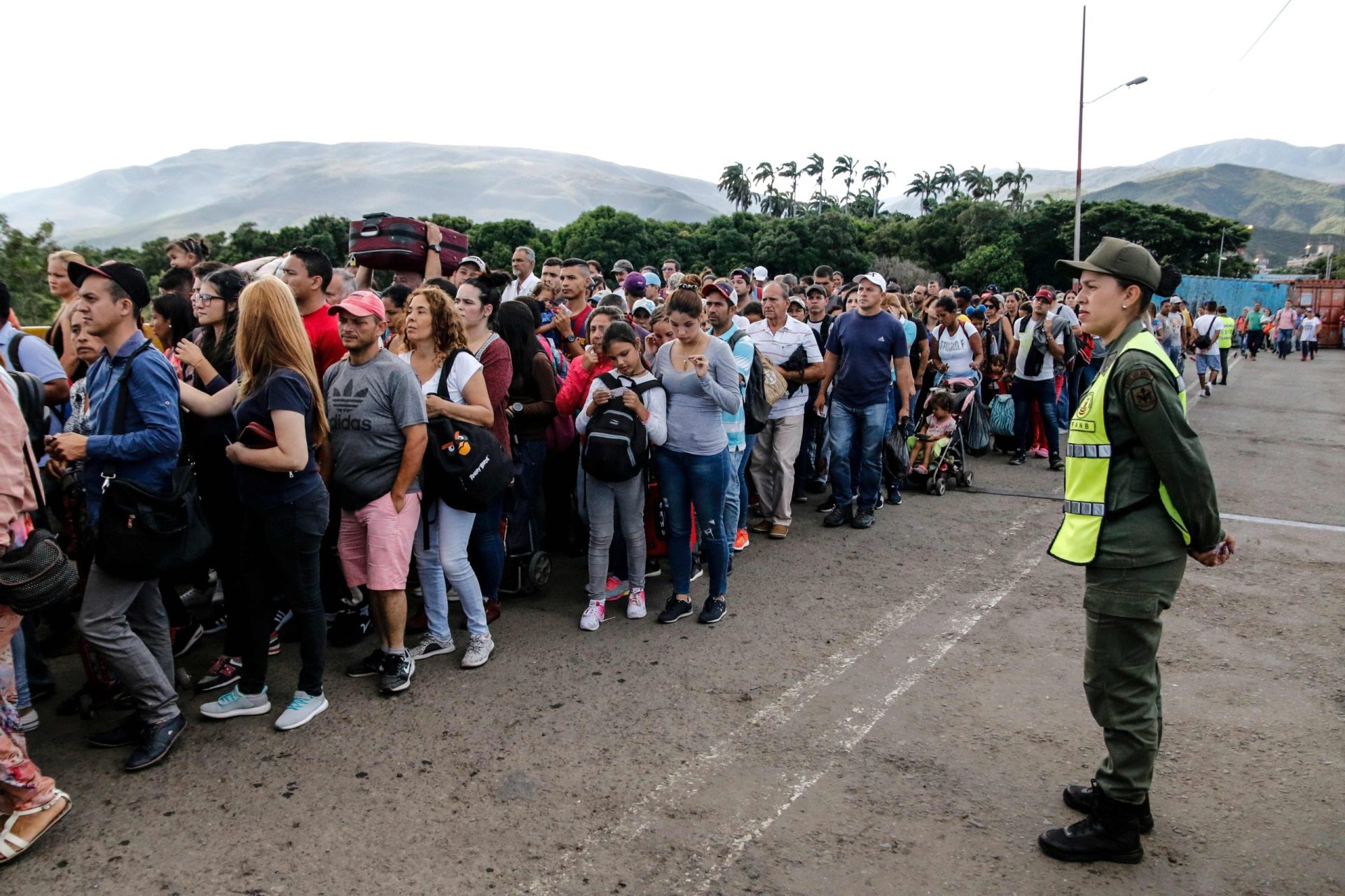 A fronteira da Venezuela foi reaberta e milhares fazem fila para atravessar