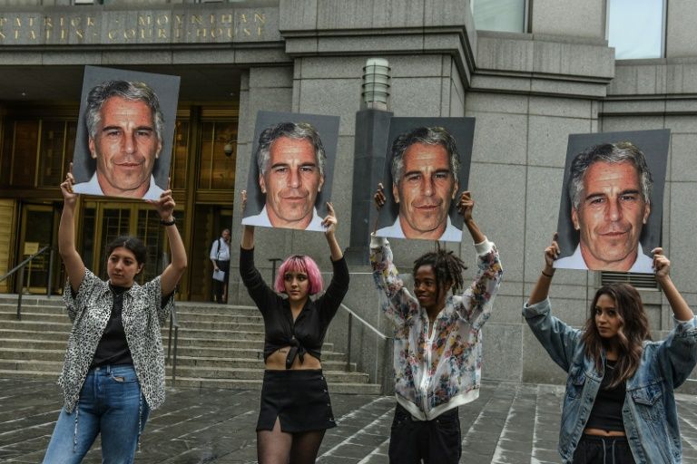 Tribunal ordena que Epstein continue na cadeia