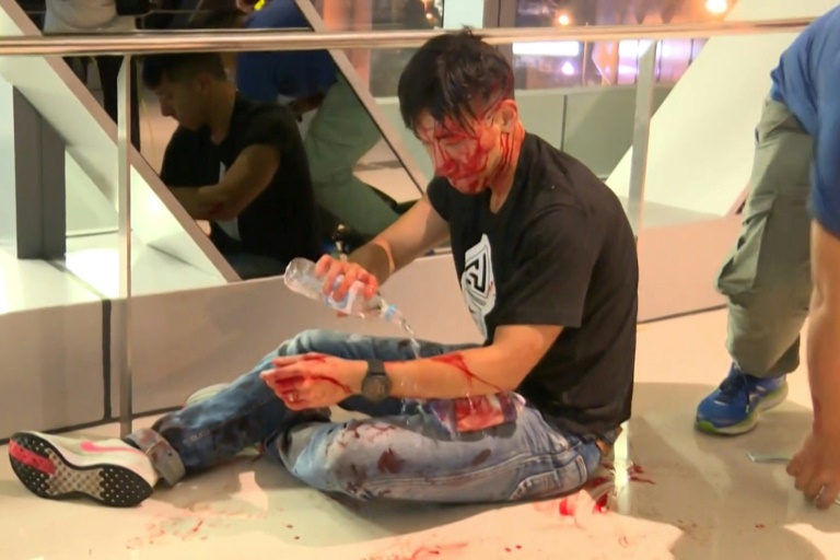 Grupo ataca manifestantes e aumenta tensão em Hong Kong