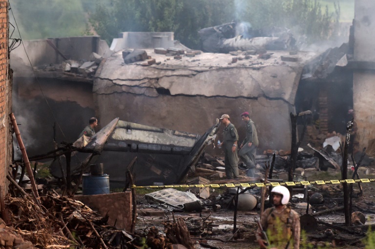18 pessoas mortas depois de queda de avião militar no Paquistão