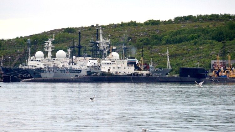 Silêncio do Kremlin adensa mistério do incêndio no submarino