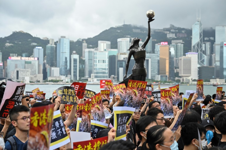 Manifestantes de Hong Kong tentam trazer para o seu lado turistas chineses
