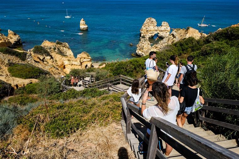 Faro continua a ser o distrito mais procurado para passar férias
