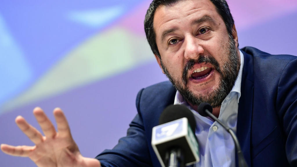 Salvini proíbe a entrada de barco com 147 refugiados a bordo