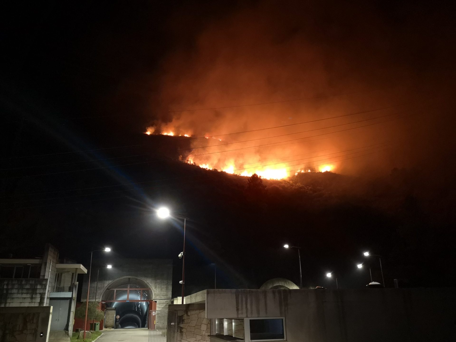 Bombeiros reduzem fogo florestal em Vieira do Minho