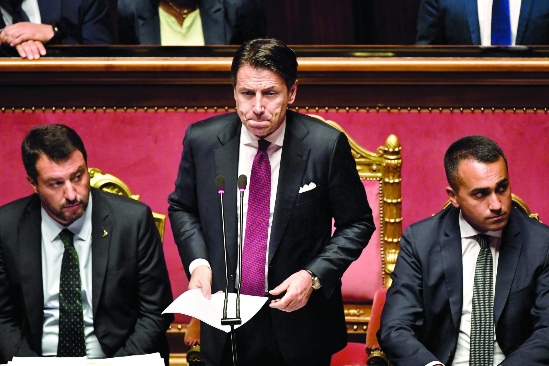 Primeiro-ministro italiano demite-se para evitar moção de desconfiança