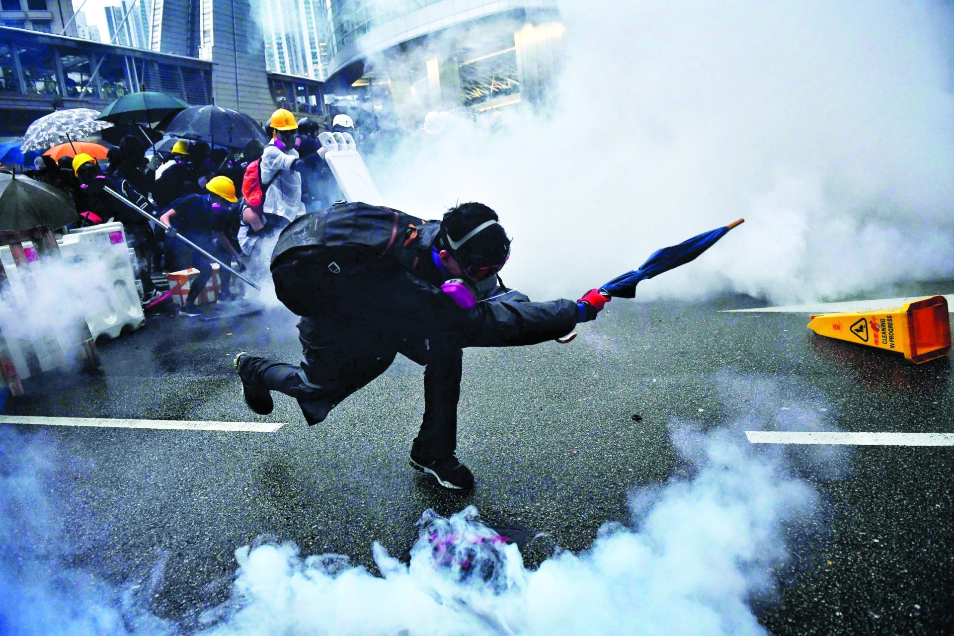 Polícia usa canhões de água pela primeira vez em Hong Kong