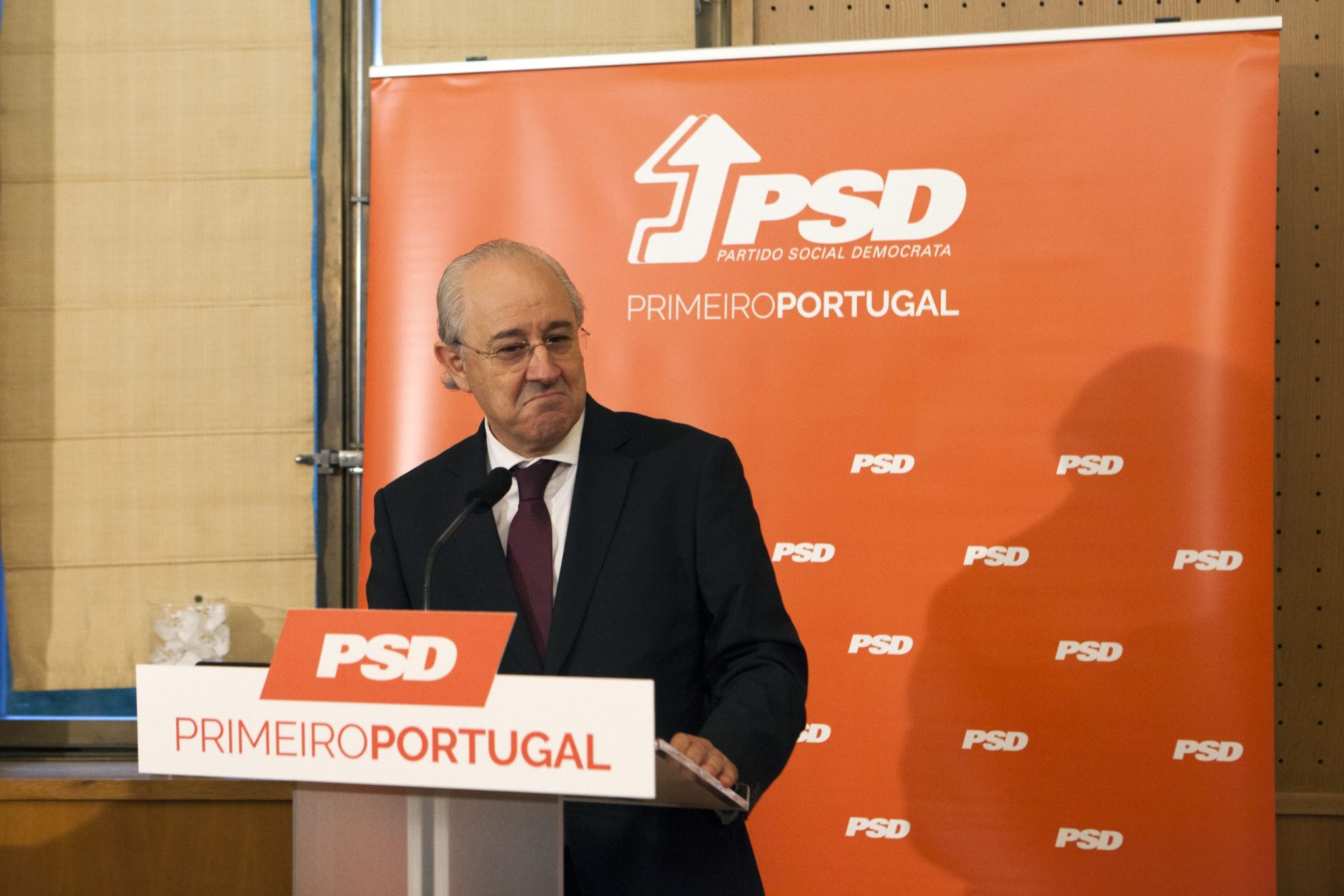 Líder do PSD admite coligação à direita desde que seja liderada por si