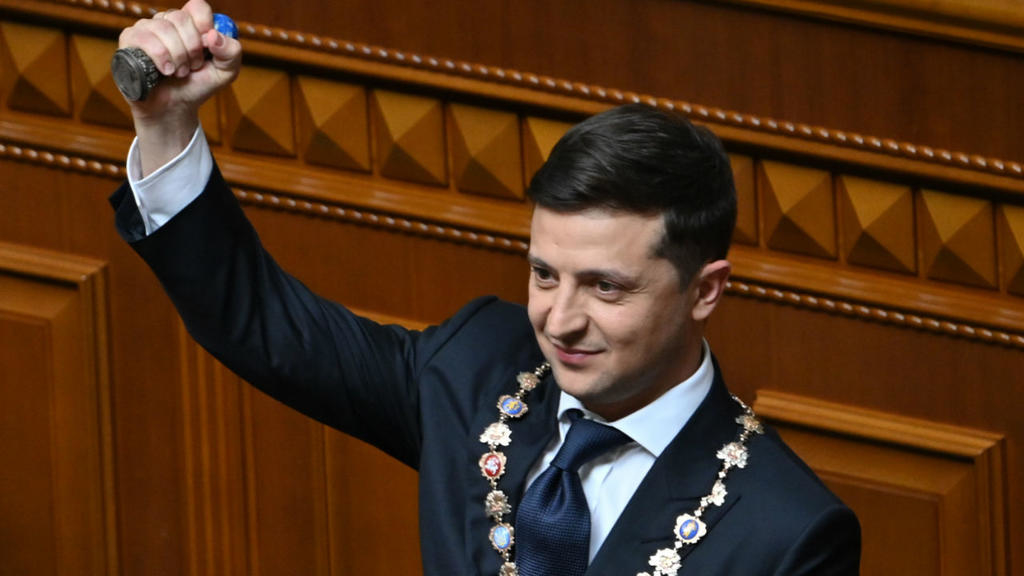Deputados ucranianos revogam a sua própria imunidade