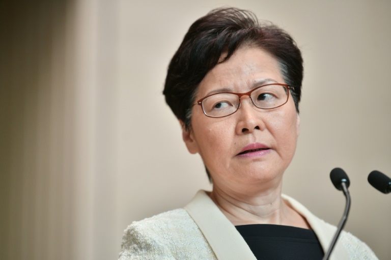 Chefe do Executivo de Hong Kong enterra lei de extradição
