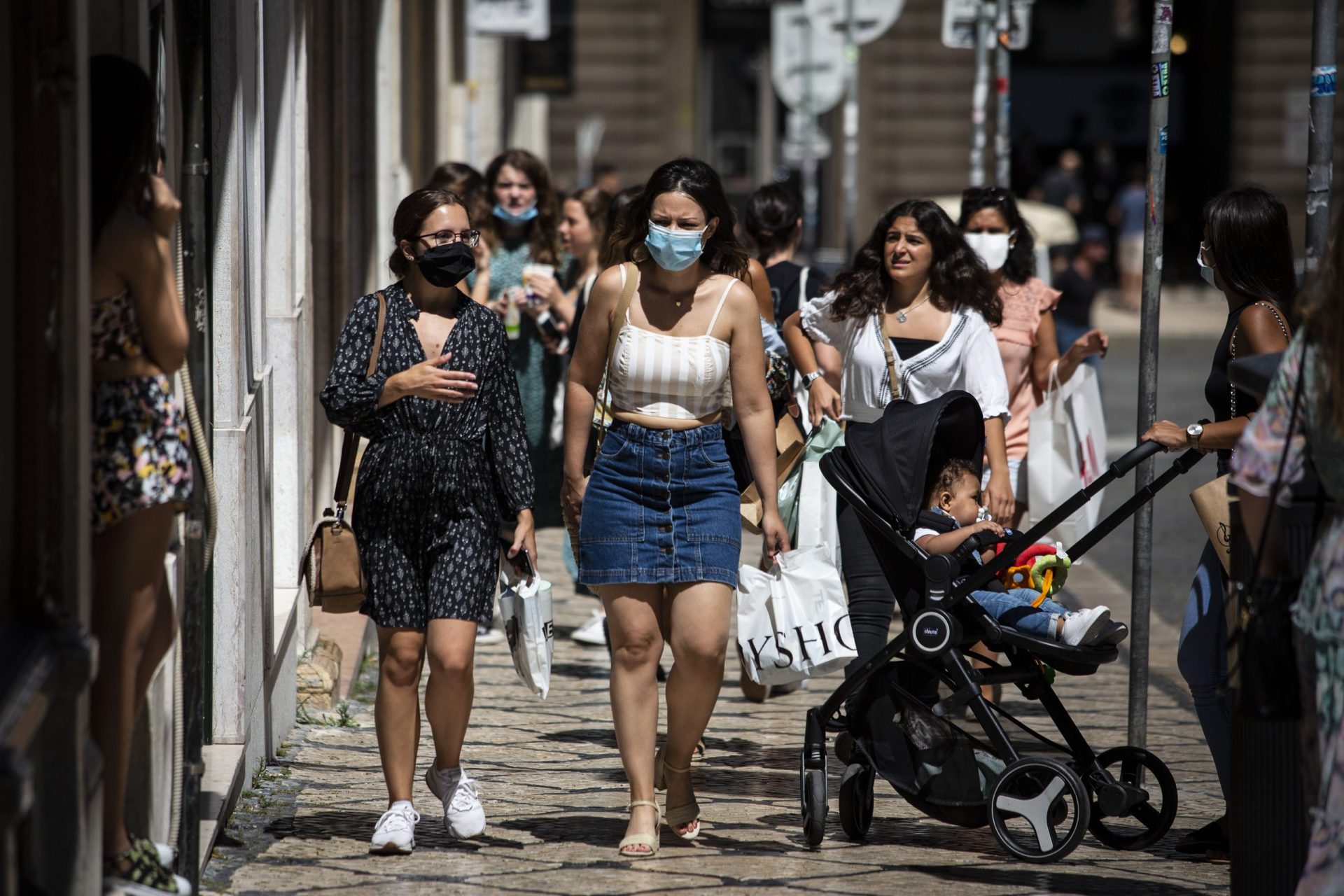 País pode chegar aos 2.000 casos diários esta semana, admitem especialistas