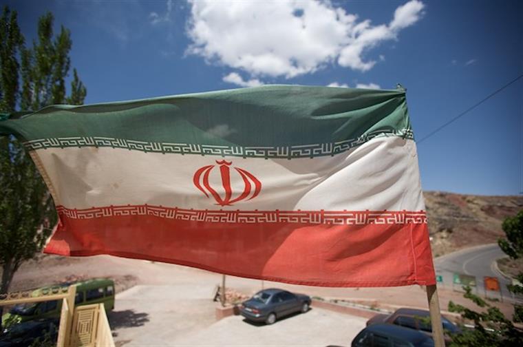 Imagens satélite revelam que Irão começou construções em instalação nuclear