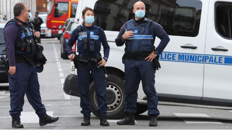 Mais um ataque em França. Homem que ameaçou pessoas com faca em Avignon abatido pela polícia