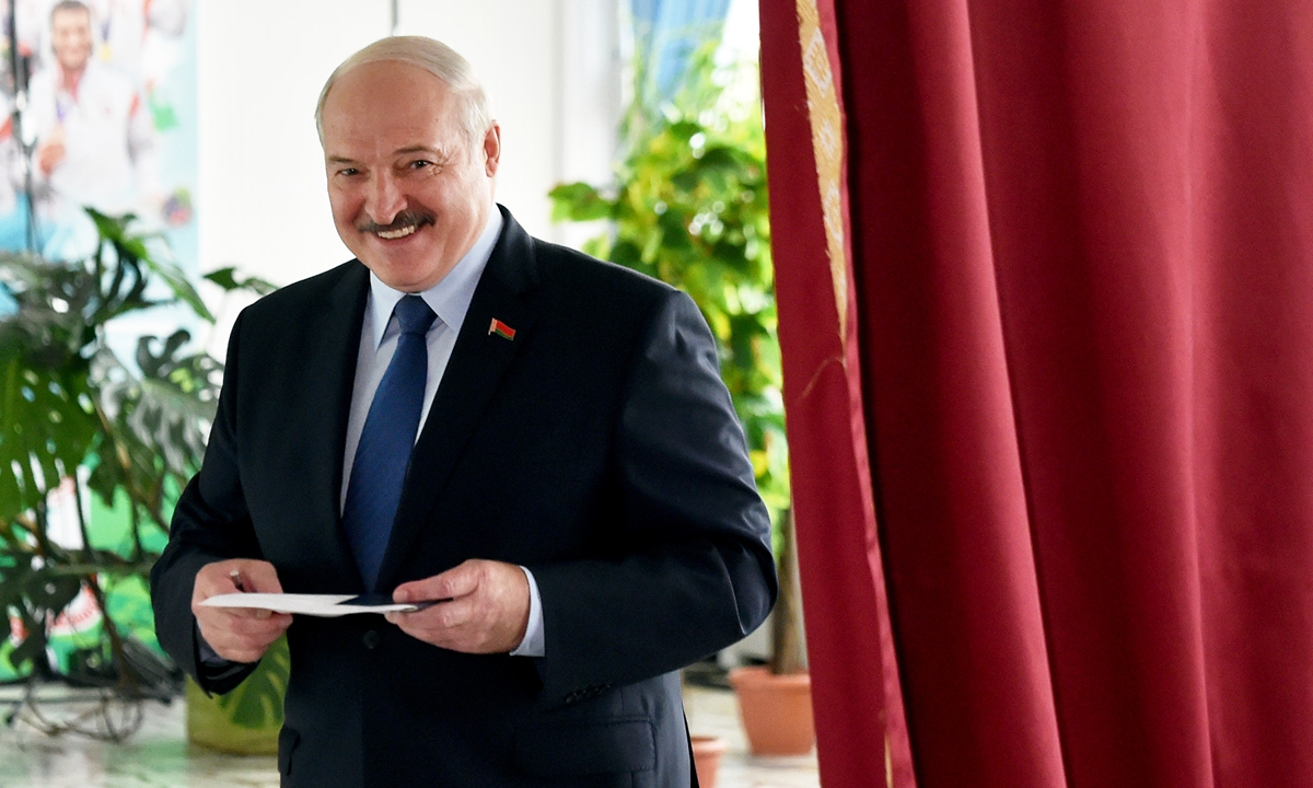 Presidente da Bielorrússia diz-se disposto a ceder parte do poder