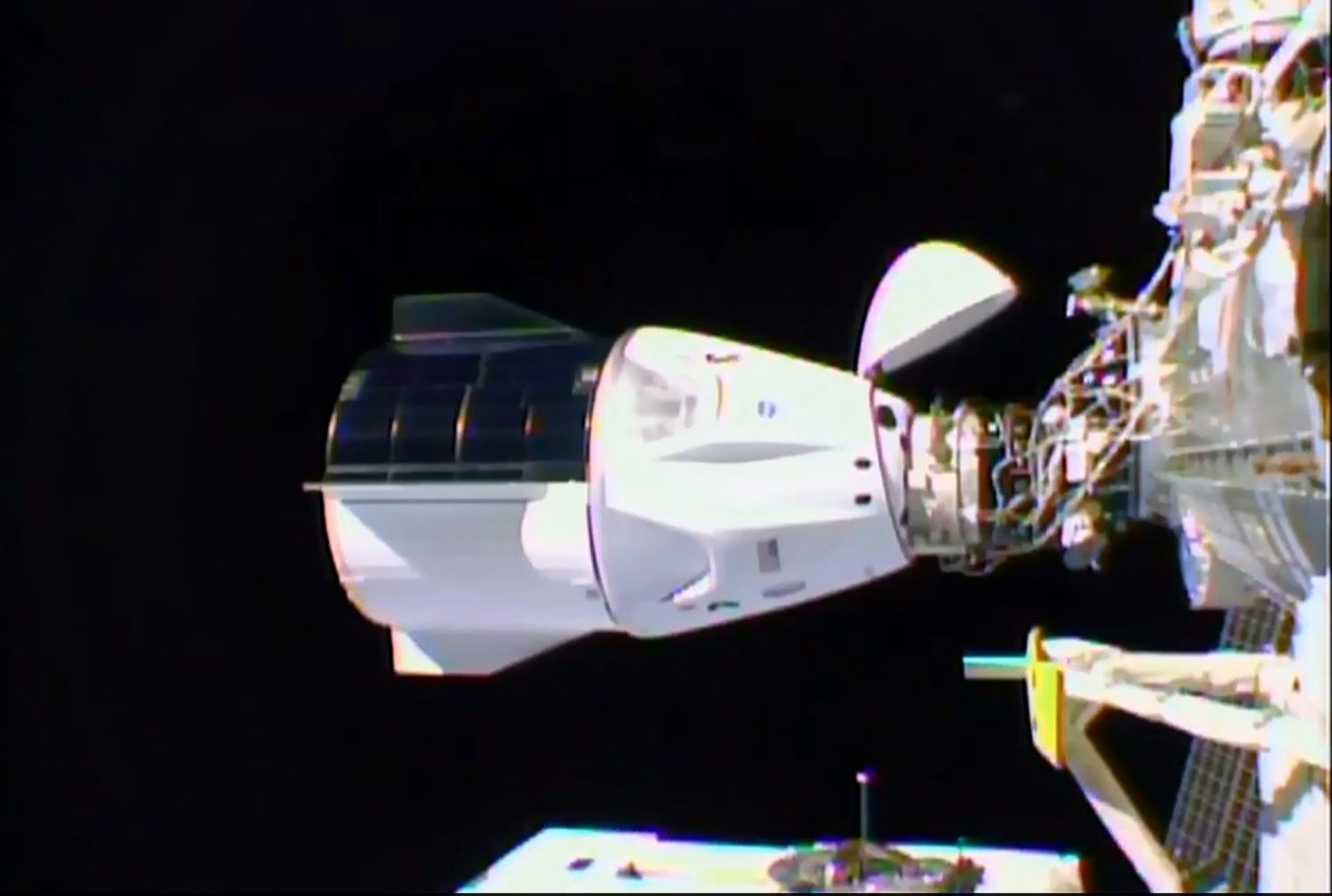 Quatro astronautas na Cápsula Dragon da SpaceX chegam à Estação Espacial Internacional