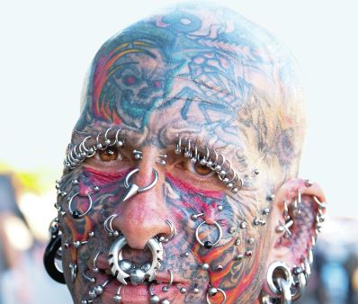 PEV quer regulamentar colocação de piercings e tatuagens