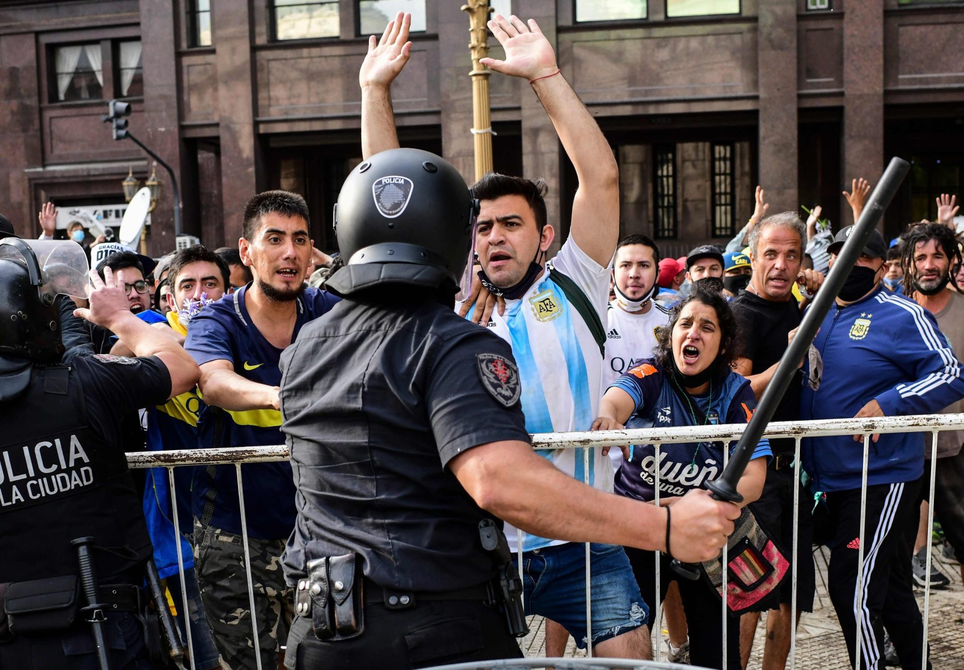 Milhares quiseram despedir-se de Maradona. Último adeus a El Pibe ficou marcado por lágrimas e confrontos com a polícia