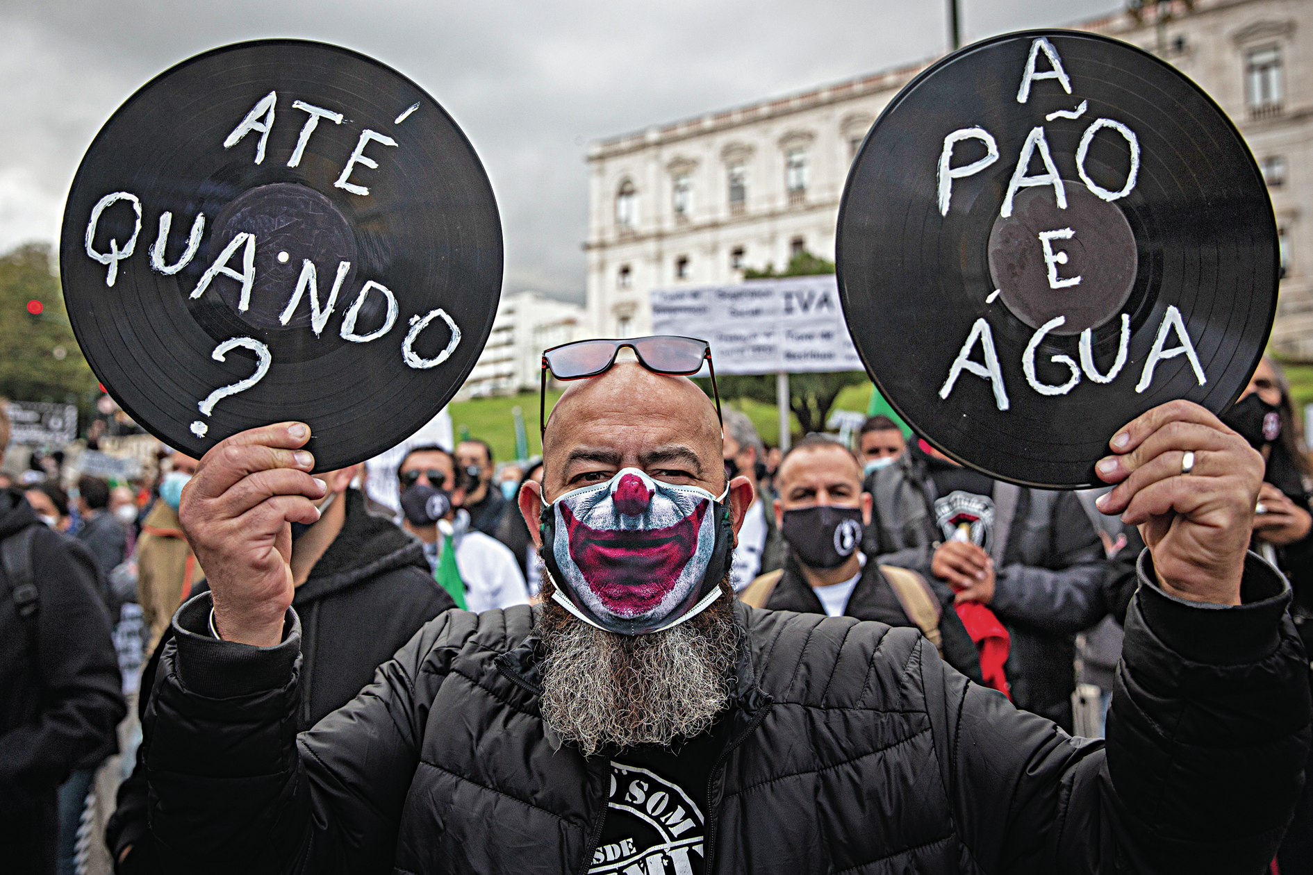 A pão e água. Ativistas sem força mas com determinação