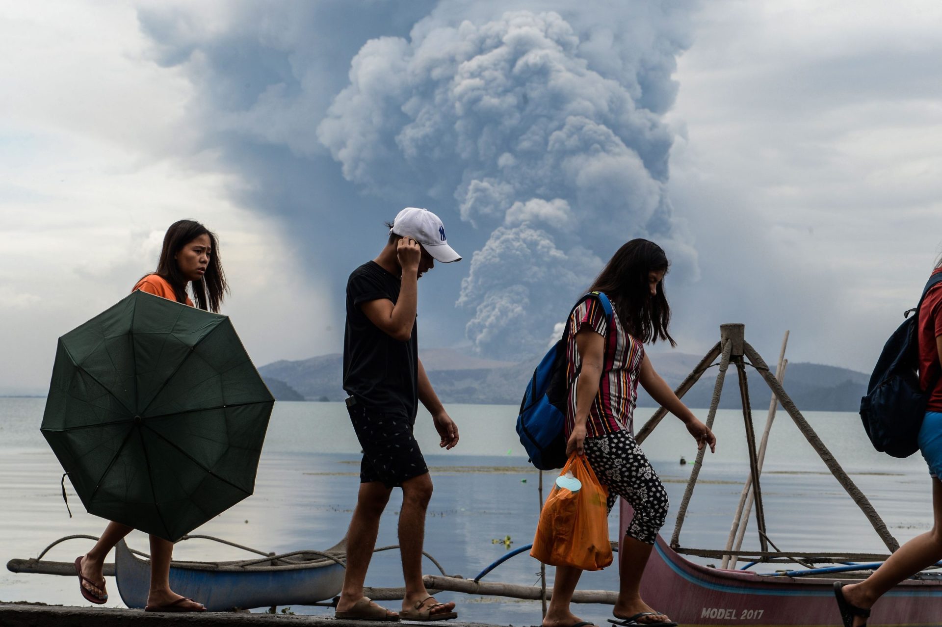 Quase meio milhão de filipinos fogem do vulcão Taal