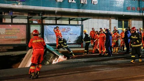 Seis pessoas morrem na China depois de autocarro ter sido &#8220;engolido&#8221; por buraco | VÍDEO