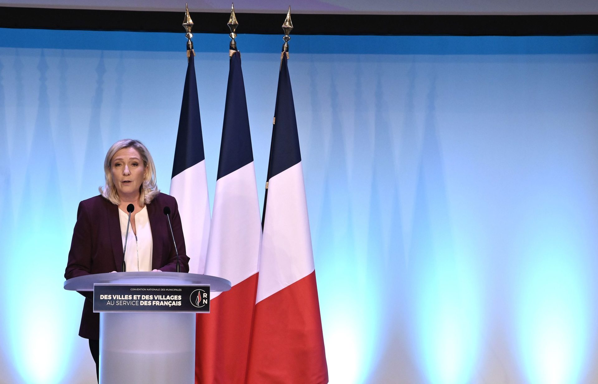 Líder de extrema-direita francesa, Marine Le Pen, assume candidatura às presidenciais de 2022